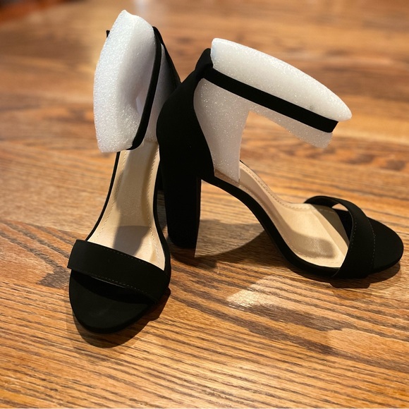 Women’s Soda Shiner Heel - Size 7. - Picture 2 of 5